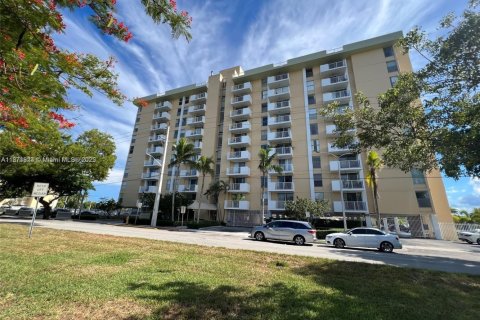 Condominio en alquiler en North Miami, Florida, 1 dormitorio, 74.88 m2 № 1920220 - foto 1