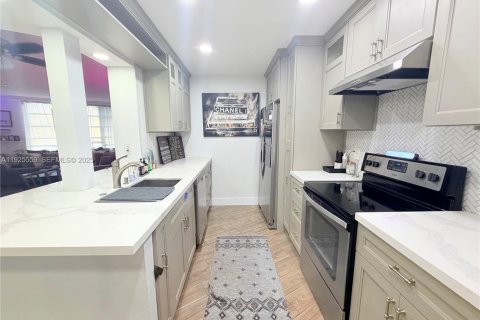 Condo in Lauderhill, Florida, 1 bedroom  № 1984221 - photo 6