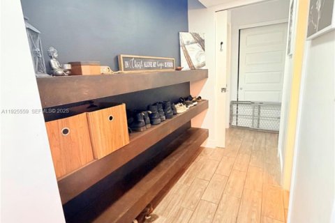 Condo in Lauderhill, Florida, 1 bedroom  № 1984221 - photo 7