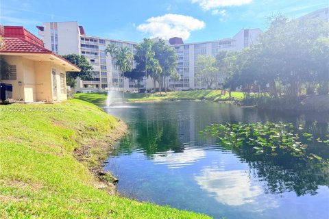 Condo in Lauderhill, Florida, 1 bedroom  № 1984221 - photo 16