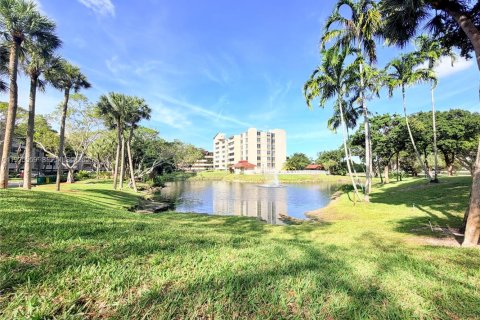 Condo in Lauderhill, Florida, 1 bedroom  № 1984221 - photo 15
