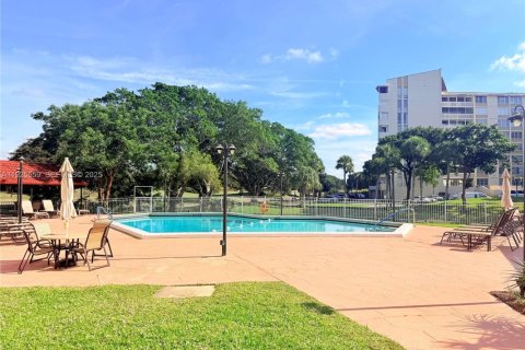 Condo in Lauderhill, Florida, 1 bedroom  № 1984221 - photo 14