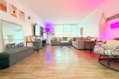 Condo in Lauderhill, Florida, 1 bedroom  № 1984221 - photo 4