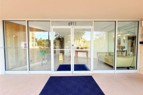Condo in Lauderhill, Florida, 1 bedroom  № 1984221 - photo 2