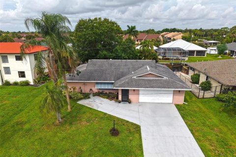 Villa ou maison à vendre à North Fort Myers, Floride: 3 chambres, 204.48 m2 № 2319190 - photo 2