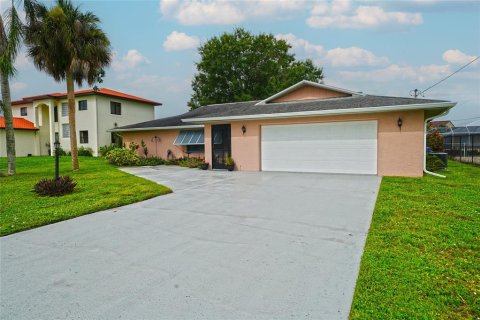Villa ou maison à vendre à North Fort Myers, Floride: 3 chambres, 204.48 m2 № 2319190 - photo 4