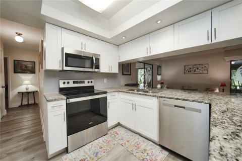 Villa ou maison à vendre à North Fort Myers, Floride: 3 chambres, 204.48 m2 № 2319190 - photo 16