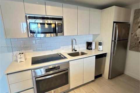 Condo in Hallandale Beach, Florida, 2 bedrooms  № 2081448 - photo 15