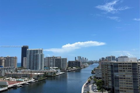Condo in Hallandale Beach, Florida, 2 bedrooms  № 2081448 - photo 22