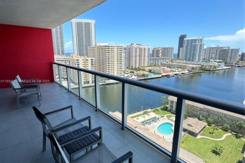 Condo in Hallandale Beach, Florida, 2 bedrooms  № 2081448 - photo 21