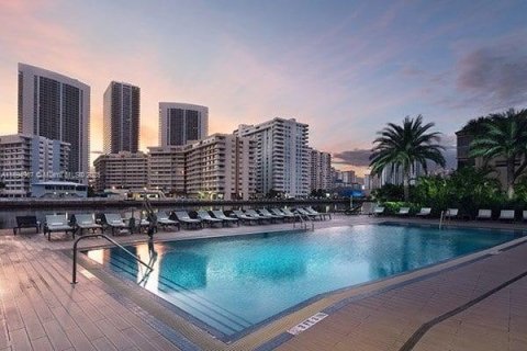 Condo in Hallandale Beach, Florida, 2 bedrooms  № 2081448 - photo 3