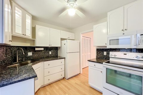 Condo in Winter Park, Florida, 2 bedrooms  № 2381283 - photo 13
