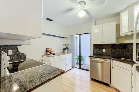 Condo in Winter Park, Florida, 2 bedrooms  № 2381283 - photo 10