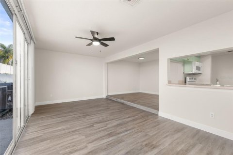 Touwnhouse à louer à Davenport, Floride: 3 chambres, 165.74 m2 № 2108540 - photo 16