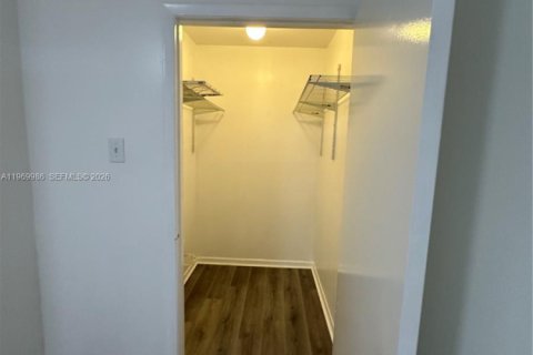 Condominio en venta en Miami, Florida, 1 dormitorio, 64.38 m2 № 2030775 - foto 21