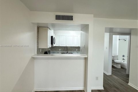 Condominio en venta en Miami, Florida, 1 dormitorio, 64.38 m2 № 2030775 - foto 9