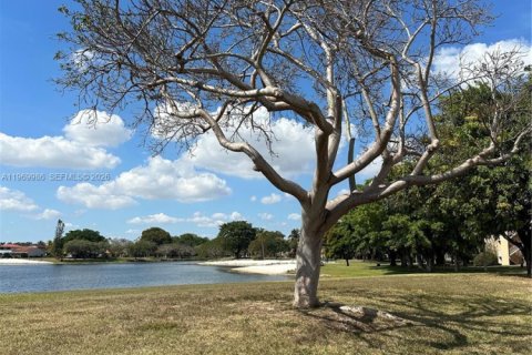 Condominio en venta en Miami, Florida, 1 dormitorio, 64.38 m2 № 2030775 - foto 3