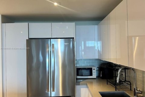 Снять в аренду квартиру в Майами, Флорида 1 спальня, 78.97м2, № 1896813 - фото 3