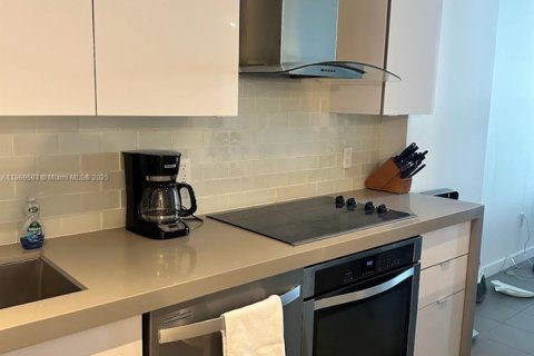 Снять в аренду квартиру в Майами, Флорида 1 спальня, 78.97м2, № 1896813 - фото 2