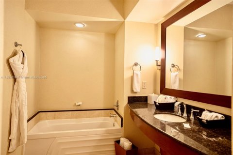 Hotel in Sunny Isles Beach, Florida 61.69 sq.m. № 1948629 - photo 23