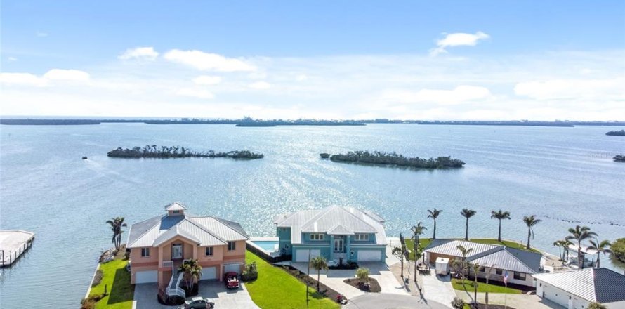 House in Englewood, Florida 4 bedrooms, 254.27 sq.m. № 1680025