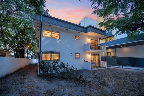 Купить коммерческую недвижимость в Майами, Флорида № 2052085 - фото 2