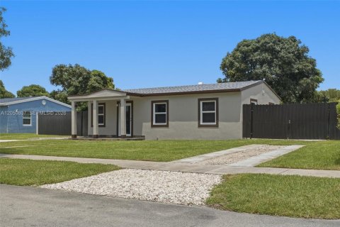 Villa ou maison à Miami Gardens, Floride 3 chambres, 80.27 m2 № 2264511