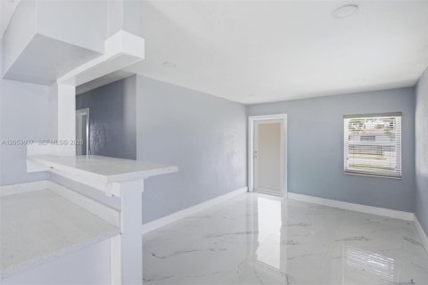 Villa ou maison à vendre à Miami Gardens, Floride: 3 chambres, 80.27 m2 № 2264511 - photo 5