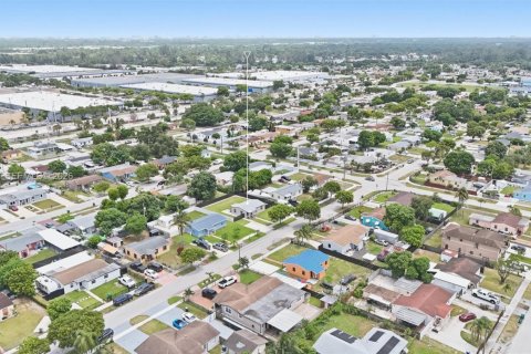 Villa ou maison à vendre à Miami Gardens, Floride: 3 chambres, 80.27 m2 № 2264511 - photo 23