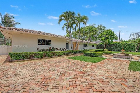 House in Pinecrest, Florida 4 bedrooms, 311.41 sq.m. № 2066244 - photo 4