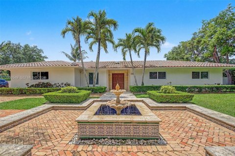 House in Pinecrest, Florida 4 bedrooms, 311.41 sq.m. № 2066244 - photo 6