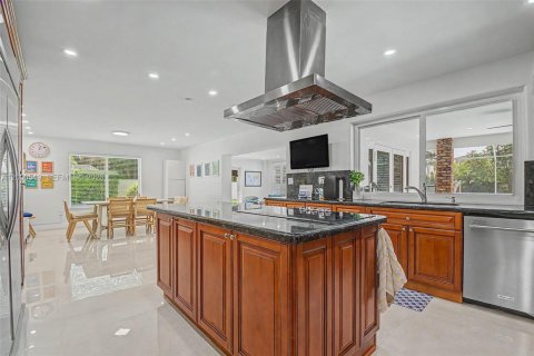 House in Pinecrest, Florida 4 bedrooms, 311.41 sq.m. № 2066244 - photo 10