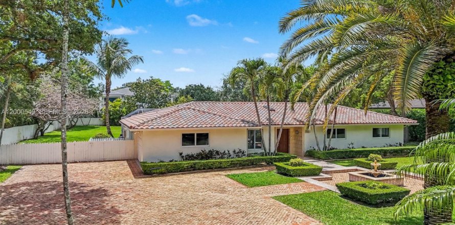 House in Pinecrest, Florida 4 bedrooms, 311.41 sq.m. № 2066244
