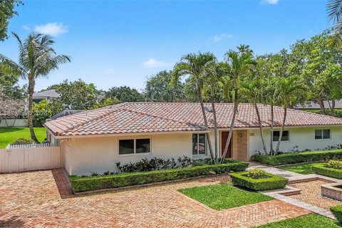 House in Pinecrest, Florida 4 bedrooms, 311.41 sq.m. № 2066244 - photo 2