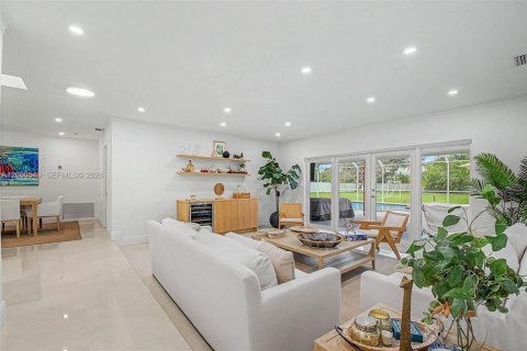 House in Pinecrest, Florida 4 bedrooms, 311.41 sq.m. № 2066244 - photo 16