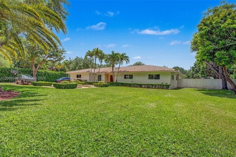 House in Pinecrest, Florida 4 bedrooms, 311.41 sq.m. № 2066244 - photo 5