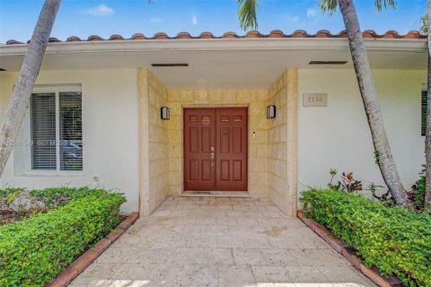 House in Pinecrest, Florida 4 bedrooms, 311.41 sq.m. № 2066244 - photo 3