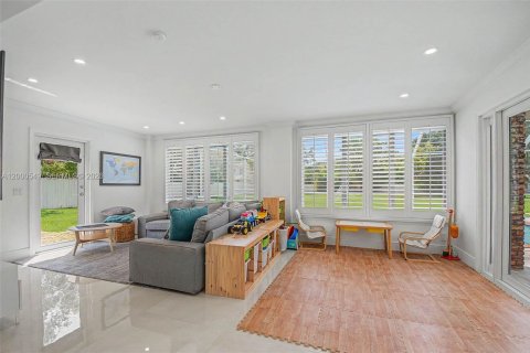 House in Pinecrest, Florida 4 bedrooms, 311.41 sq.m. № 2066244 - photo 18