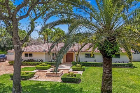 House in Pinecrest, Florida 4 bedrooms, 311.41 sq.m. № 2066244 - photo 7