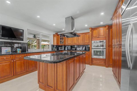 House in Pinecrest, Florida 4 bedrooms, 311.41 sq.m. № 2066244 - photo 9