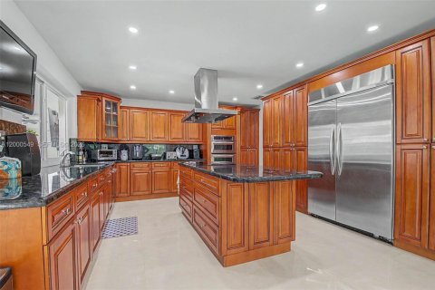 House in Pinecrest, Florida 4 bedrooms, 311.41 sq.m. № 2066244 - photo 8
