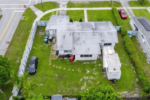 Villa ou maison à vendre à Miami Gardens, Floride: 3 chambres, 143.63 m2 № 1893508 - photo 4