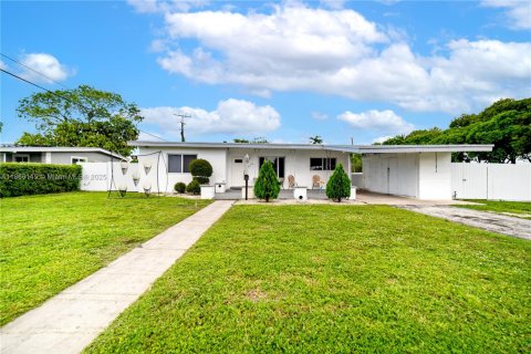 Villa ou maison à vendre à Miami Gardens, Floride: 3 chambres, 143.63 m2 № 1893508 - photo 1