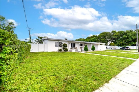 Villa ou maison à vendre à Miami Gardens, Floride: 3 chambres, 143.63 m2 № 1893508 - photo 6