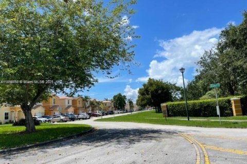 Снять в аренду таунхаус в Хомстед, Флорида 4 спальни, 163.97м2, № 1945402 - фото 3