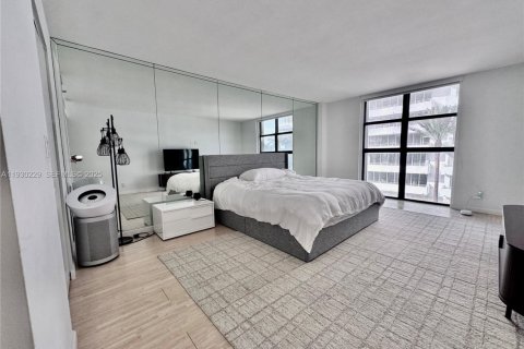 Condo in Surfside, Florida, 2 bedrooms  № 1989027 - photo 9