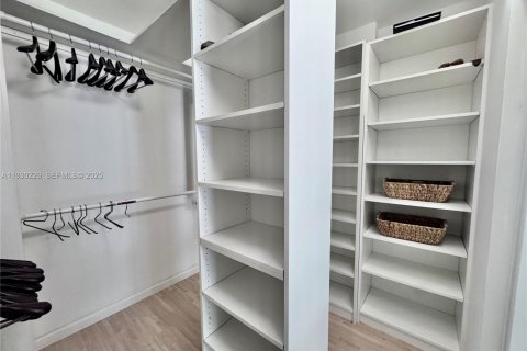 Condo in Surfside, Florida, 2 bedrooms  № 1989027 - photo 10