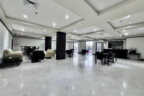 Condo in Surfside, Florida, 2 bedrooms  № 1989027 - photo 21