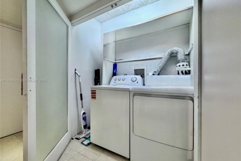 Condo in Surfside, Florida, 2 bedrooms  № 1989027 - photo 18