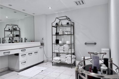 Condo in Surfside, Florida, 2 bedrooms  № 1989027 - photo 13